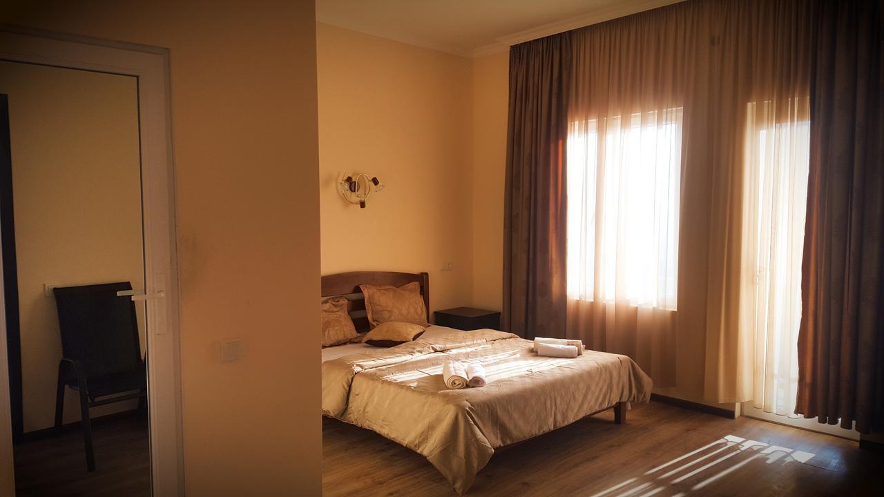 Upstairs Hotel Tbilisi Exterior photo